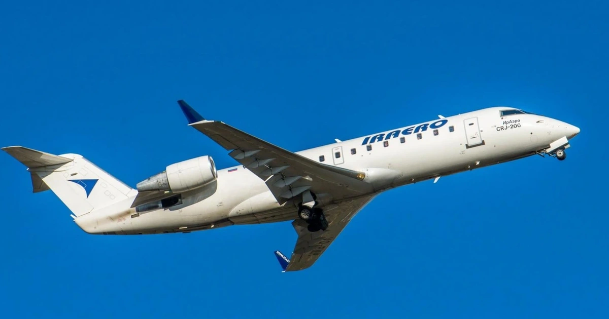 Khi máy bay bay ở trên cao, áp suất phía trên cánh thấp hơn áp suất phía dưới, và việc uốn cong đầu cánh lên giúp kiểm soát sự di chuyển không khí và tiết kiệm nhiên liệu.