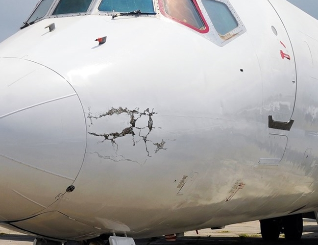 Màu trắng cũng giúp ngăn ngừa va chạm với chim và giúp phát hiện lỗi máy bay dễ dàng hơn.