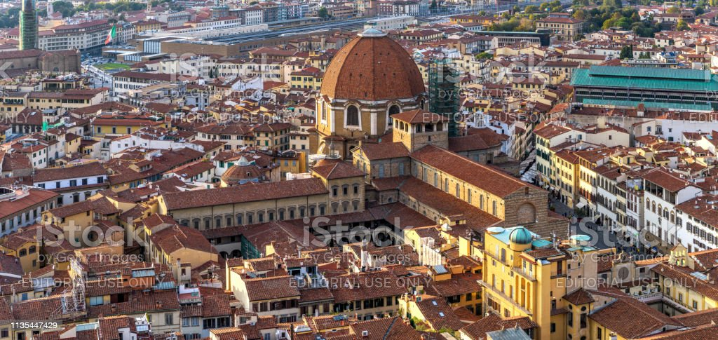 Vương cung Thánh đường San Lorenzo ở Florence, nơi mà những người Medici được chôn cất như những vị vua chúa, trở thành điểm tập trung của những câu chuyện bí ẩn. Một số người tin rằng những ngôi mộ cổ xa hoa này chứa đựng những bí mật không thể lý giải về cái chết đồng loạt của những người Medici.