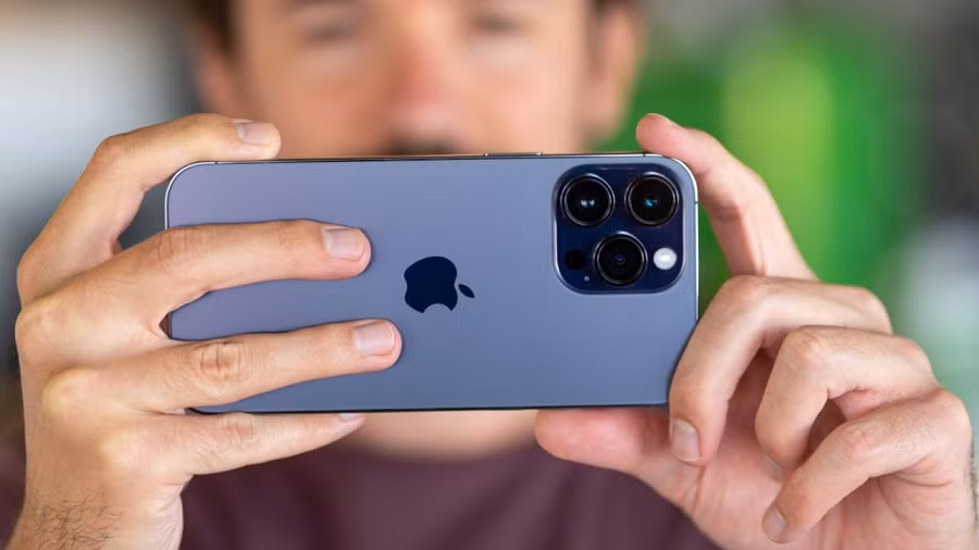  2. Thiết kế camera: Thiết kế camera của iPhone 14 Pro Max đẹp mắt và hiện đại, có thể thu hút nhiều người dùng. Không chỉ về mặt thẩm mỹ, camera này còn được thiết kế chắc chắn và đáng tin cậy.