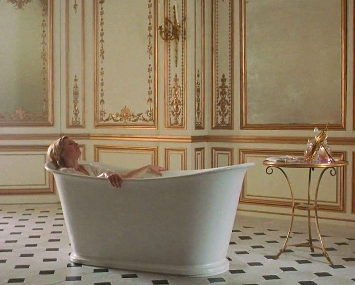 Mặc dù không phải là "nghìn năm không tắm" như được miêu tả bởi các sử gia thế kỷ 19, nhưng cách tắm rửa của con người trong thời Trung cổ vẫn là một vấn đề gây tranh cãi. Hiện tượng "tắm tiên" đã trở thành một trào lưu.