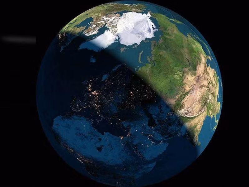 Trái Đất quay quanh trục của mình một lần trong khoảng thời gian 24 giờ, gây ra hiện tượng thay đổi liên tục về vị trí của Mặt Trăng và Mặt Trời so với Trái Đất.