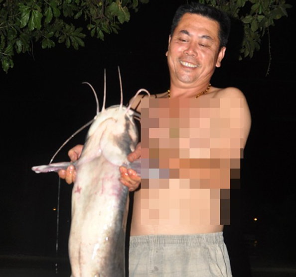 Bất chấp những tấm biển ghi rõ “Cấm câu cá” dọc bờ hồ Gươm, nhiều người dân vẫn thản nhiên câu trộm cá tại đây vào nhiều thời điểm trong ngày.