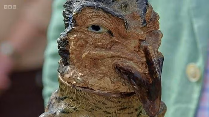 Bức tượng không có gì đặc biệt ngoại trừ việc nó trông khá đáng sợ. Cả người phụ nữ và con gái của cô đều đã từng sợ bức tượng này và mất ngủ vì nó.