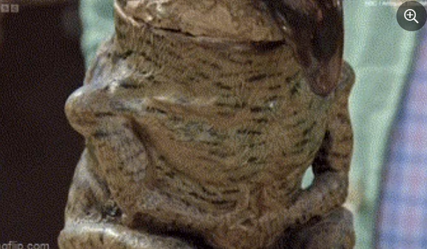 Bức tượng có tên là Ernie và mô phỏng một chú chim đen ngồi, với phần đầu có thể tách rời khỏi thân.