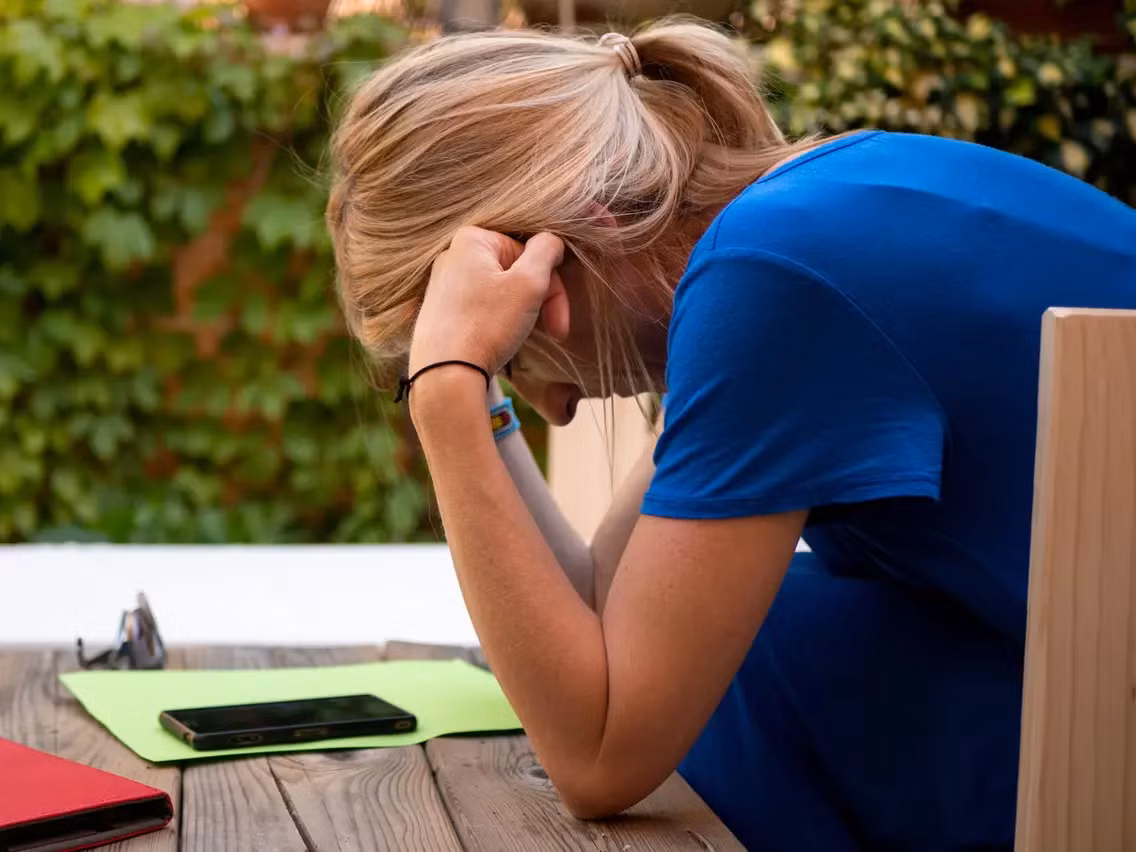 Trong tình hình hiện nay, công nghệ thông tin đã thúc đẩy sự phát triển của công việc từ xa, cho phép con người làm việc một cách linh hoạt từ bất kỳ đâu. Tuy nhiên, một nghiên cứu gần đây của Công ty Furniture At Work đã tiết lộ về mô hình Anna, một hình tượng đáng báo động về hậu quả của công việc từ xa liên tục đến năm 2100.