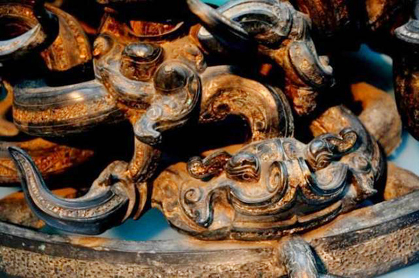 Phần đế của tang trống Tăng Hầu Ất được chế tạo từ đồng, một chất liệu không quá hiếm, nhưng điểm đặc biệt của nó nằm ở sự tinh tế và sắc nét trong cách thức xây dựng. Đế trống được cấu tạo bởi 8 cặp rồng lớn và một số con rồng nhỏ, với các con rồng đan xen vào nhau và được khảm bằng ngọc lam.