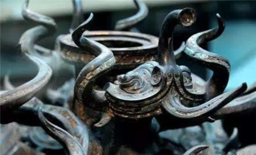 Với chiều cao 0,45 mét, đường kính đáy 0,8 mét và trọng lượng 192,1kg, đế trống này thu hút sự chú ý không chỉ vì kích thước của nó, mà còn vì kiến trúc phức tạp và hình dáng kỳ lạ.