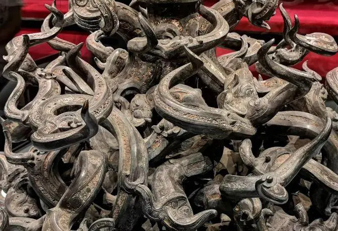 Một chuyên gia nước ngoài từng tham quan đế trống Tăng Hầu Ất và đã cố gắng đếm số lượng rồng trên nó. Tuy nhiên, kết quả thu được không thể chính xác, vì mỗi người có thể đếm từ các góc độ khác nhau và đưa ra con số khác nhau. Dù anh ta đã đếm được 108 con rồng, nhưng không ai có thể khẳng định chính xác số lượng rồng trên đế trống này.