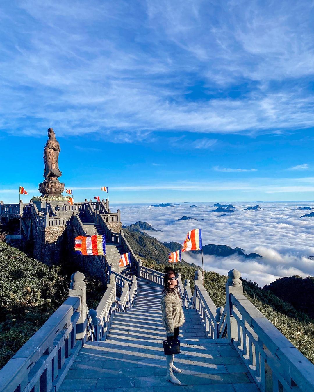 Do đó, ánh sáng màu xanh lam được phân tán nhiều hơn ở phía trong, trong khi ánh sáng màu đỏ được phân tán ít hơn ở phía ngoài.