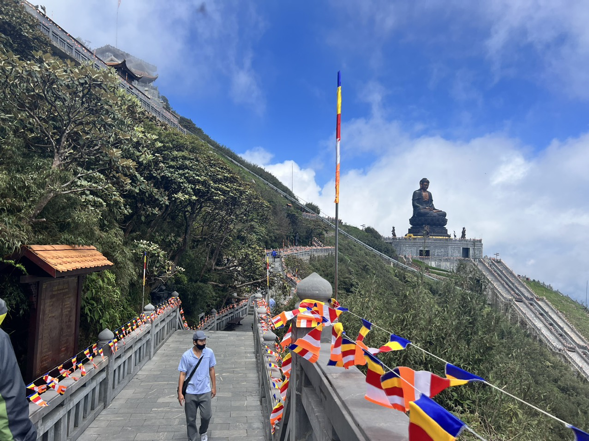 Đây là hiện tượng phản xạ và phân tán ánh sáng.