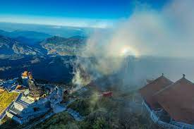 Điều này tạo ra hiện tượng phát sáng lan tỏa xung quanh Mặt Trời.