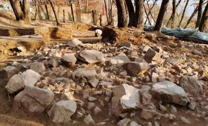 Khi các chuyên gia xem chiếc lá, họ nhận ra rằng đó là một sản phẩm thuộc thời kỳ đồ đá mới và có lịch sử hơn 6.000 năm.