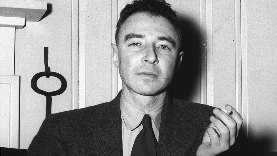 Oppenheimer đã dành phần lớn cuộc đời của mình để phản đối và kêu gọi ngăn chặn việc sử dụng vũ khí hạt nhân. Ông cảnh báo về nguy cơ vũ khí hạt nhân và phản đối phát triển bom nhiệt hạch mạnh hơn.