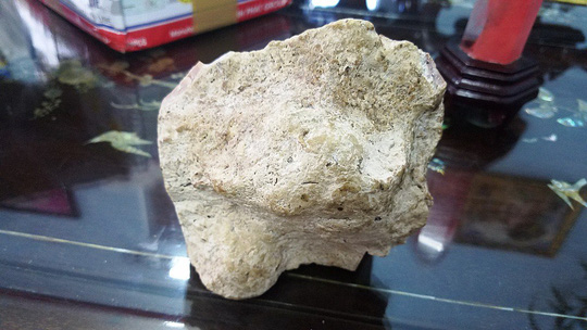 Điều đáng chú ý ở đây là ban đầu khối đá có mùi hôi khó chịu, tuy nhiên càng để lâu càng, mùi hôi không còn mà lại tỏa ra mùi thơm như nước hoa.