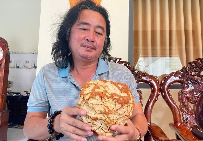 Người sở hữu khối đá lạ này là ông Đào Minh Trí (51 tuổi, ngụ đường Lê Đại Hành, phường Thống Nhất, TP Pleiku, Gia Lai).