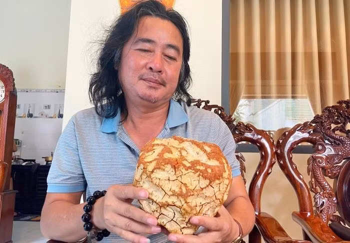 Người sở hữu khối đá lạ này là ông Đào Minh Trí (51 tuổi, ngụ đường Lê Đại Hành, phường Thống Nhất, TP Pleiku, Gia Lai).