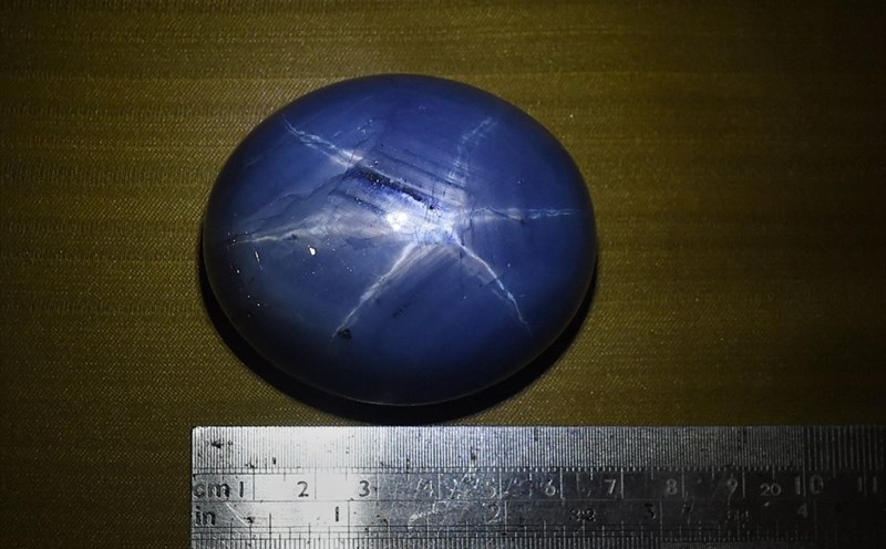 Sapphire sao chất lượng cao có thể có giá lên đến hàng nghìn đô la cho mỗi carat.