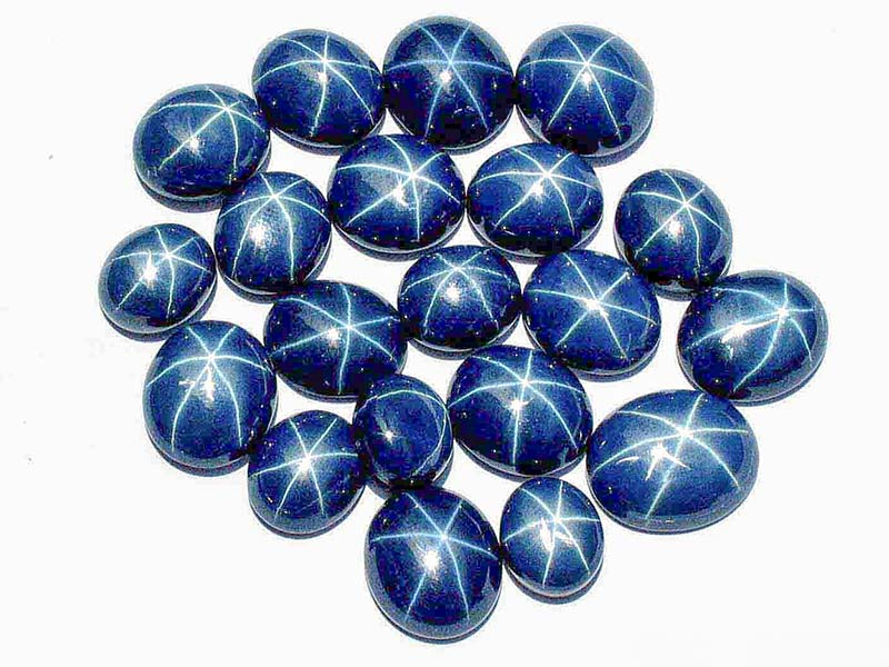 Nhóm đã mời các chuyên gia về đá quý đến kiểm định, và kết quả xác nhận đây là một khối sapphire sao.