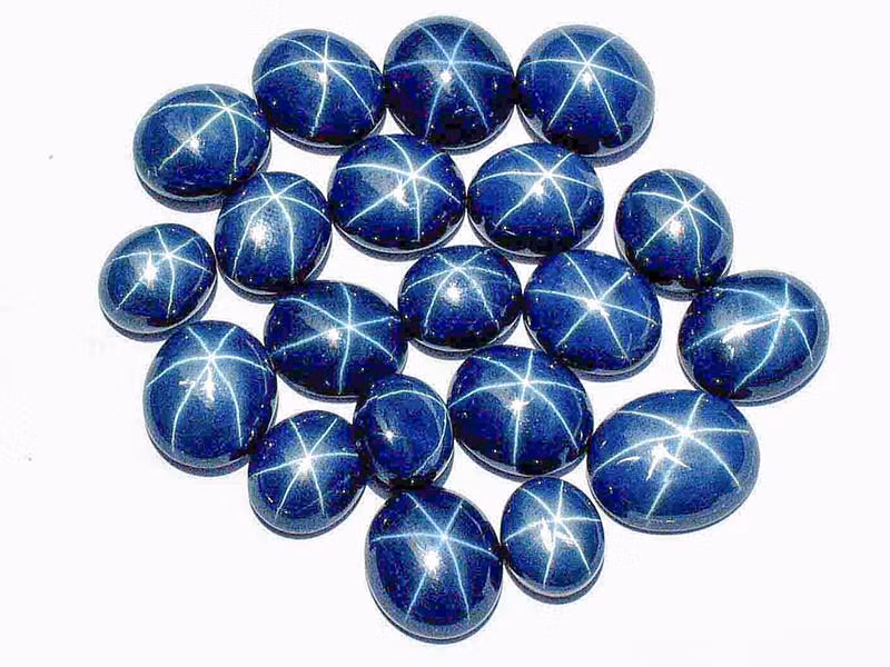 Nhóm đã mời các chuyên gia về đá quý đến kiểm định, và kết quả xác nhận đây là một khối sapphire sao.