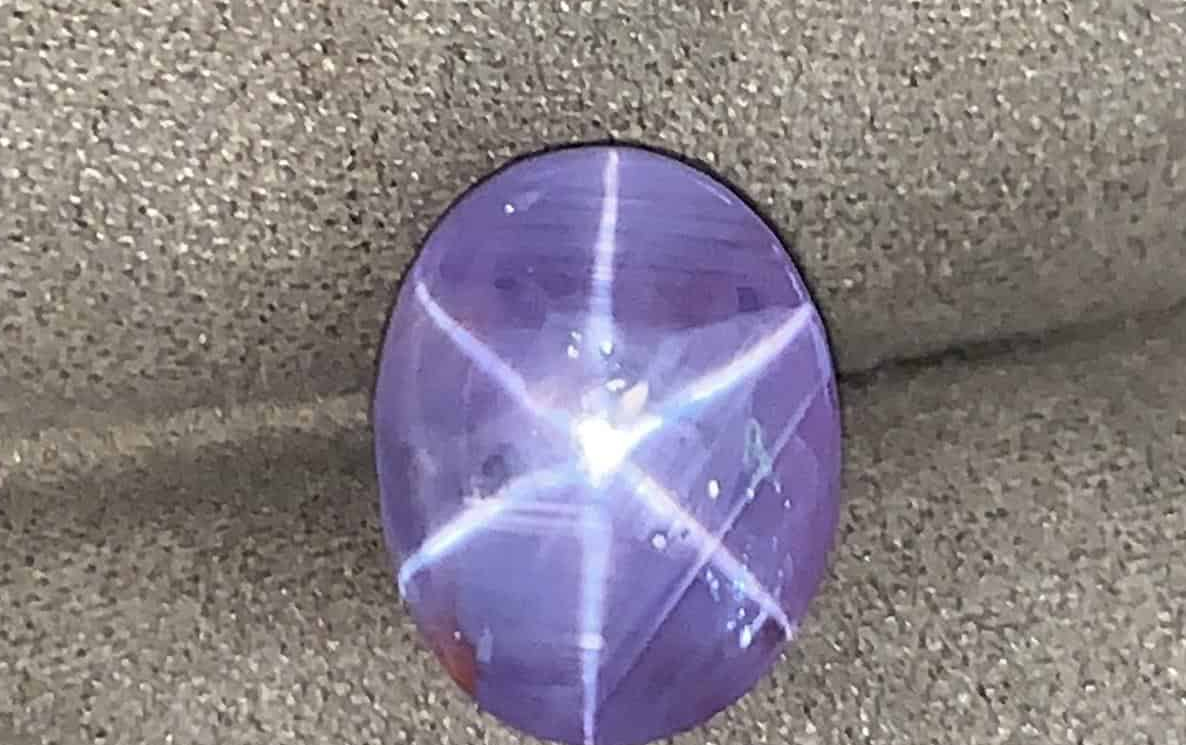 Các công nhân thông báo về phát hiện này cho chủ nhà, Gamaga, một doanh nhân kinh doanh đá quý. Ngay từ cái nhìn đầu tiên, Gamaga đã nhận ra rằng tảng đá này không phải là một đá bình thường mà có thể là một khối sapphire khổng lồ.