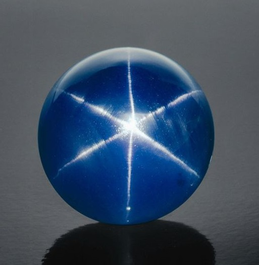 Để làm sạch tạp chất và bùn đất bám trên khối đá này, họ đã mất hơn 1 năm.