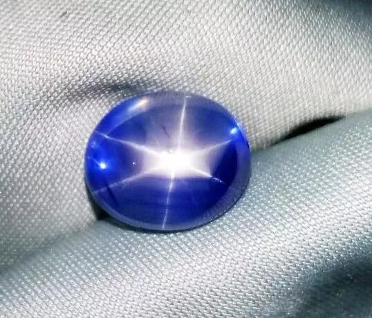 Trong quá trình làm sạch, nhiều viên đá sapphire chất lượng cao đã rơi ra khỏi tảng đá này, nhưng số lượng chính xác chưa được xác định.