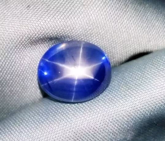 Trong quá trình làm sạch, nhiều viên đá sapphire chất lượng cao đã rơi ra khỏi tảng đá này, nhưng số lượng chính xác chưa được xác định.