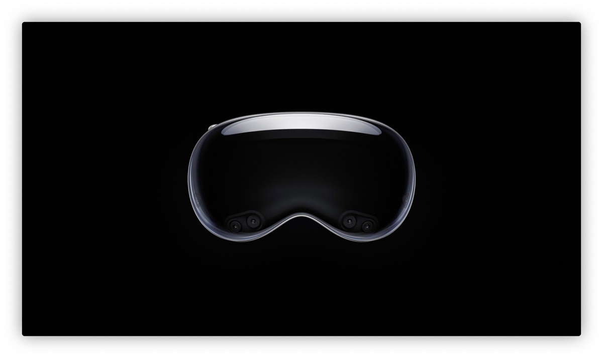 "One more thing" của năm 2023 chính là kính AR với tên gọi Apple Vision Pro. Khác với kính thực tế ảo truyền thống, Vision Pro sử dụng lớp kính mờ.