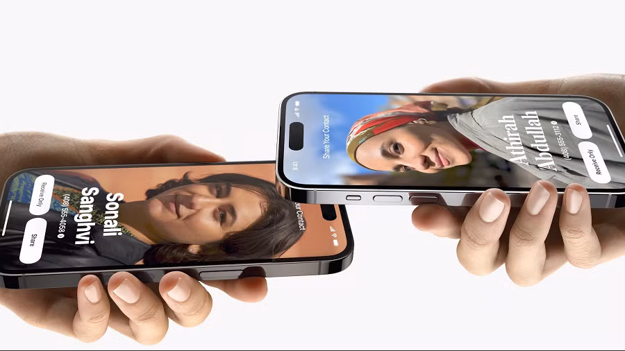 Một tính năng hoàn toàn mới có tên gọi Name Drop, cho phép 1 máy iPhone chạm nhau một phát (hoặc chạm được với cả Apple Watch) để chia sẻ nhanh thông tin.