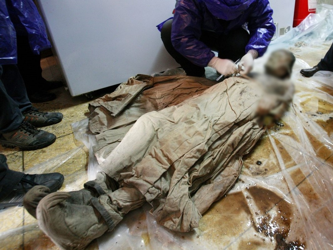 Điều đáng chú ý ở đây là chất lỏng màu nâu bí ẩn bao quanh xác ướp. Đã có rất nhiều phân tích nhưng vẫn không giải thích nổi đó có phải chất ướp xác hay không, hay đơn giản là nước ngấm qua quan tài theo thời gian.