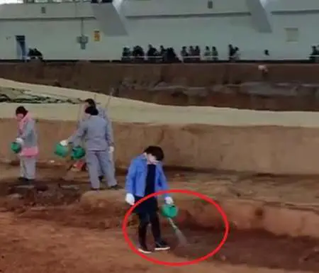 Tuy nhiên mới đây, một đoạn video về việc nhân viên tưới nước lên mặt đất trong khu di tích binh đoàn đất nung của Hoàng đế Tần Thủy Hoàng đã gây sự bất ngờ và khó hiểu trong cộng đồng mạng.