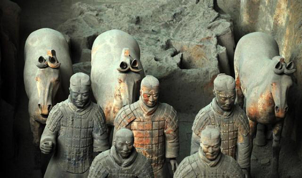 Độ ẩm trong đất liên tục di chuyển lên và bốc hơi, do đó việc tưới nước lên mặt đất đảm bảo độ ẩm nhất định ở lớp bề mặt và bảo vệ binh mã dưới lòng đất.