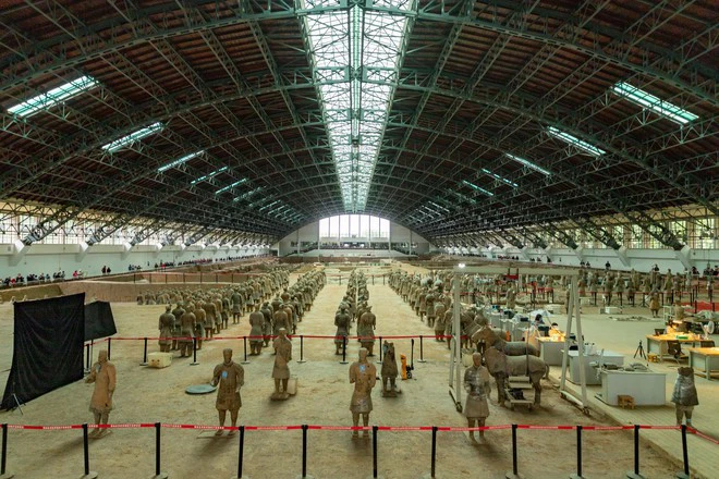 Ông Mã giải thích rằng video cho thấy sự thật, nhưng mục đích chính của việc tưới nước lên mặt đất là để ngăn chặn bụi bay và bảo vệ các tượng binh mã đã được khai quật.