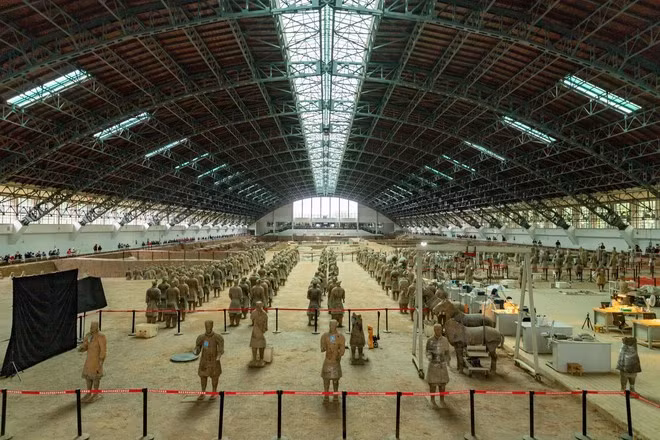 Ông Mã giải thích rằng video cho thấy sự thật, nhưng mục đích chính của việc tưới nước lên mặt đất là để ngăn chặn bụi bay và bảo vệ các tượng binh mã đã được khai quật.