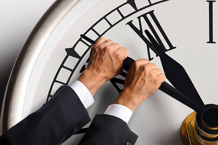 Tuy nhiên, trong lĩnh vực khoa học, các nhà nghiên cứu đang tìm kiếm cách để khám phá khả năng du hành thời gian thông qua lỗ đen và các lĩnh vực khác.