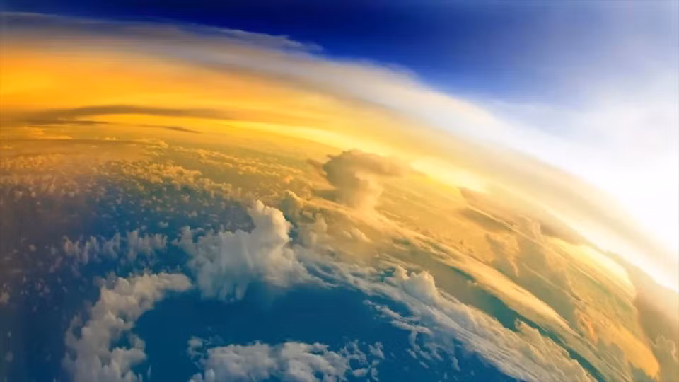 Khi không khí dưới tăng nhiệt, nó mở rộng và lên cao. Trong quá trình này, không khí tại các tầng trên, nơi nhiệt độ không tăng lên một cách đáng kể, không nhận được nhiệt từ bên dưới.