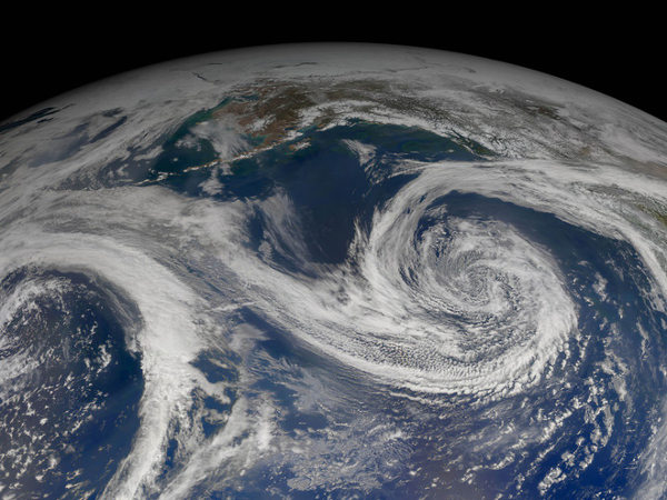 Các tầng khí quyển khác nhau có mật độ khí và thành phần khí khác nhau. Ví dụ, tầng bình lưu và tầng cận xích đạo có ít khí nhà kính hơn so với tầng dưới.