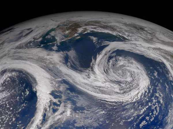 Các tầng khí quyển khác nhau có mật độ khí và thành phần khí khác nhau. Ví dụ, tầng bình lưu và tầng cận xích đạo có ít khí nhà kính hơn so với tầng dưới.