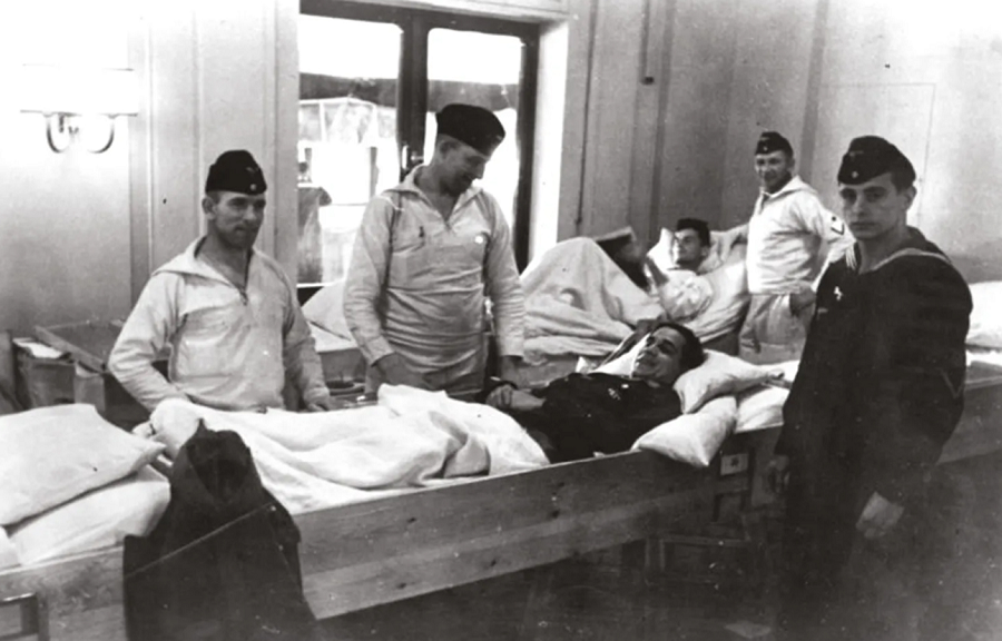 Trong số hơn 10.000 người trên tàu, chỉ có 1.239 người sống sót, đa số trong số đó là phụ nữ và trẻ em được cứu bằng các phao cứu sinh.