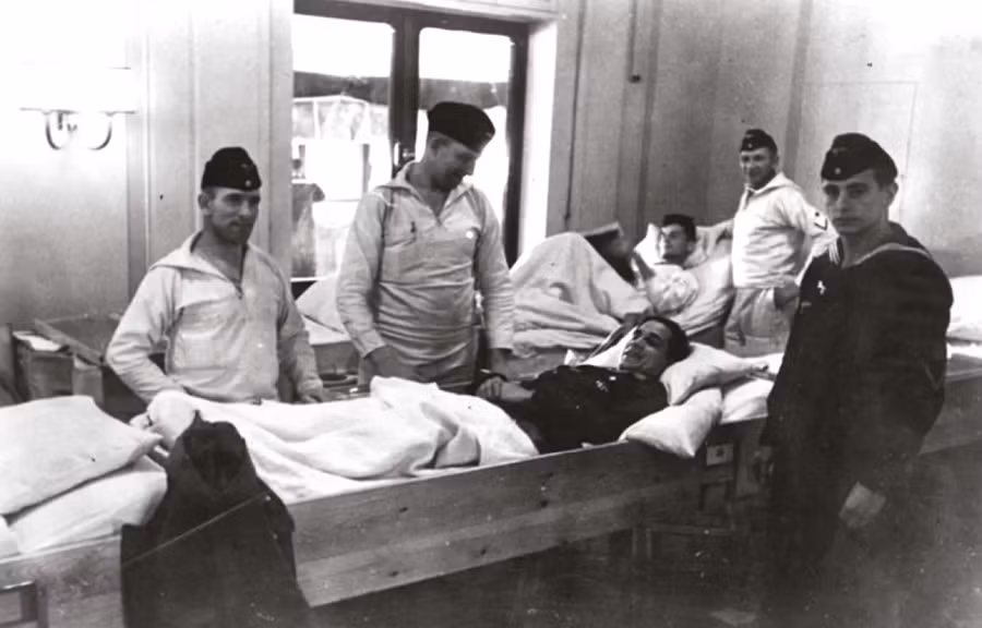 Trong số hơn 10.000 người trên tàu, chỉ có 1.239 người sống sót, đa số trong số đó là phụ nữ và trẻ em được cứu bằng các phao cứu sinh.