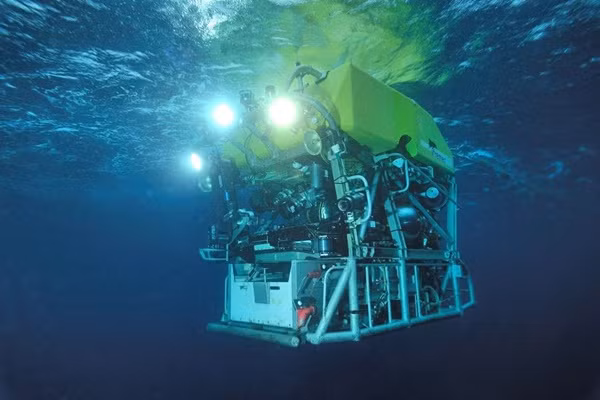 Áp suất ở độ sâu của xác tàu Titanic lớn gấp 400 lần áp suất trên mặt biển, gần 421 kg/cm2.