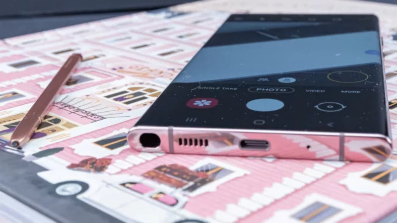 Ra mắt vào tháng 8 năm 2020, chiếc màn hình tràn viền của Note 20 Ultra có độ phân giải QHD+ (3088 x 1440 px) và sử dụng công nghệ Dynamic AMOLED 2x cho độ sáng tăng thêm 25%.