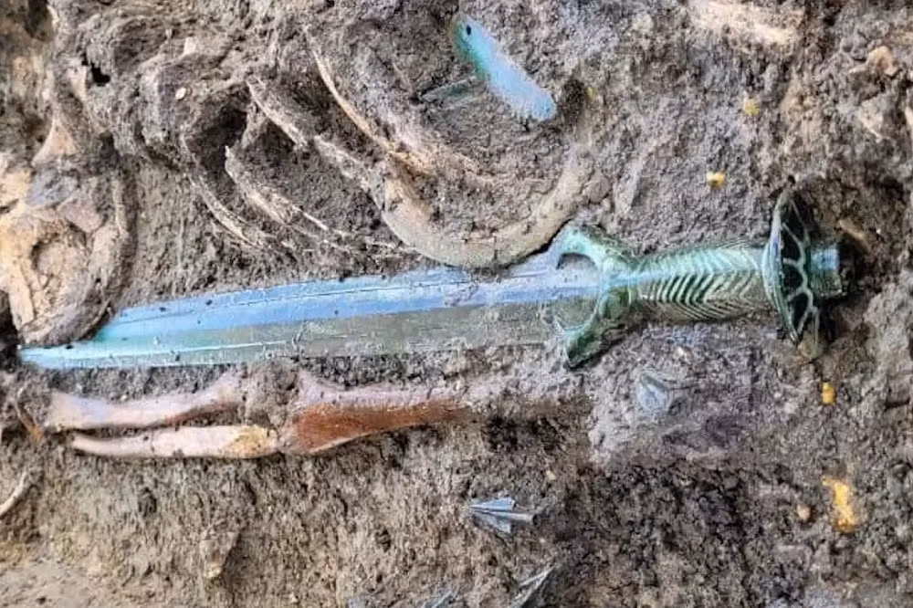 Tuy vậy, chưa rõ mối quan hệ và địa vị của ba người được chôn cất này, nhưng họ được chôn cất cùng với một loạt đồ tùy táng.