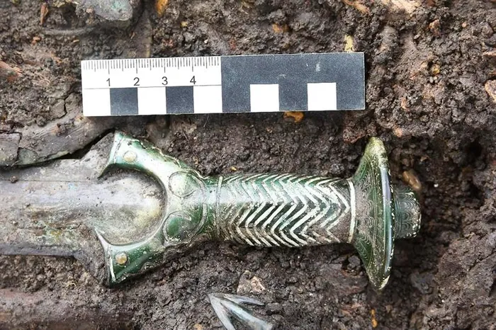 Thông cáo từ Văn phòng Bảo tồn Di tích Bang Bavarian cho biết, thanh kiếm này được tìm thấy trong một ngôi mộ cổ chứa hài cốt của ba người: một người đàn ông, một phụ nữ và một thiếu niên.