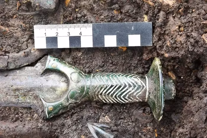 Thông cáo từ Văn phòng Bảo tồn Di tích Bang Bavarian cho biết, thanh kiếm này được tìm thấy trong một ngôi mộ cổ chứa hài cốt của ba người: một người đàn ông, một phụ nữ và một thiếu niên.