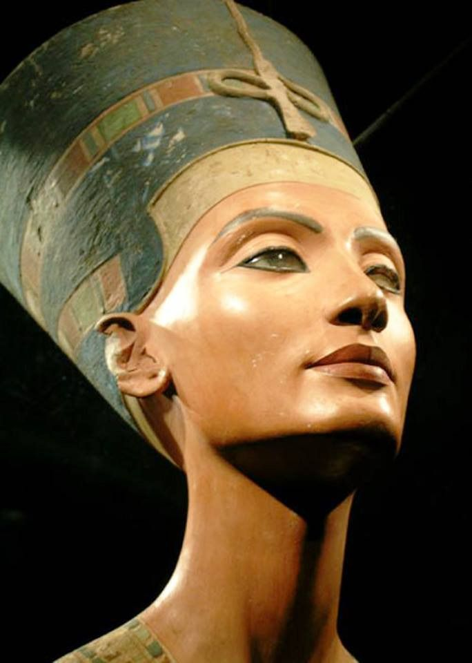 Đặc biệt, bức tượng Nefertiti nổi tiếng, được khám phá vào năm 1912, đã trở thành biểu tượng vẻ đẹp nữ quyền trong văn hóa đương đại. Tuy nhiên, cũng chính vẻ đẹp này đã gợi lên nhiều câu hỏi và sự tò mò về cuộc sống và sự kết thúc của nữ hoàng Nefertiti.