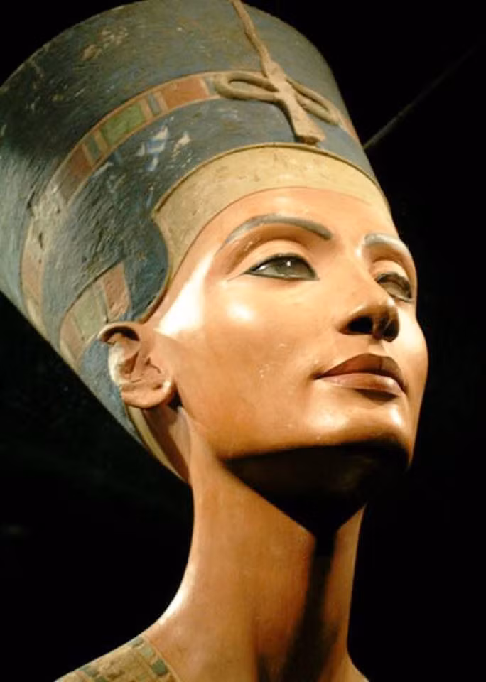 Đặc biệt, bức tượng Nefertiti nổi tiếng, được khám phá vào năm 1912, đã trở thành biểu tượng vẻ đẹp nữ quyền trong văn hóa đương đại. Tuy nhiên, cũng chính vẻ đẹp này đã gợi lên nhiều câu hỏi và sự tò mò về cuộc sống và sự kết thúc của nữ hoàng Nefertiti.