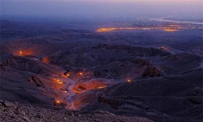 Vấn đề này tiếp tục khiến cho việc tìm kiếm và nghiên cứu về Nefertiti trở nên hấp dẫn và thách thức đối với các nhà khảo cổ và nhà nghiên cứu.