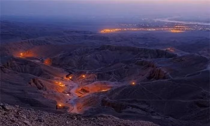 Vấn đề này tiếp tục khiến cho việc tìm kiếm và nghiên cứu về Nefertiti trở nên hấp dẫn và thách thức đối với các nhà khảo cổ và nhà nghiên cứu.